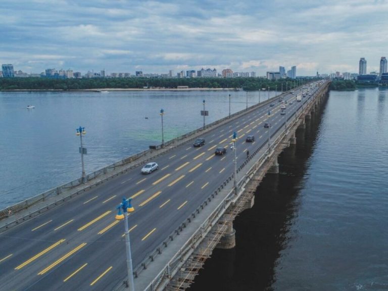 Молитвами Кличко: мост Патона заставляют работать