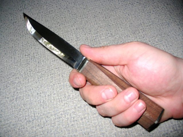 В Луцке мужчина с ножом напал на прохожего