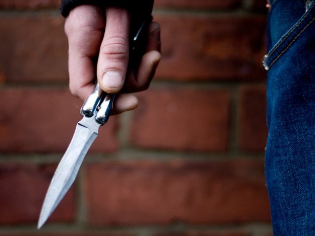 «Это не город, а GTA сплошное!»: в Харькове мужчина с ножом пытался ограбить АЗС (ВИДЕО)