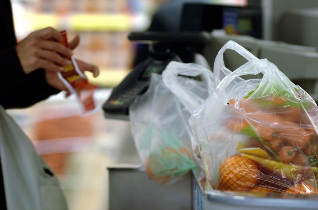 В Украине пакеты в супермаркетах станут платными &#8212; Кабмин
