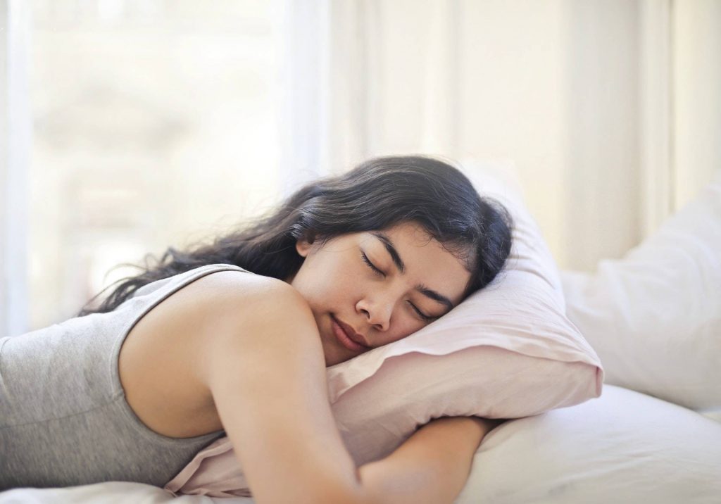 Терапевты назвали 5 методов худеть во сне