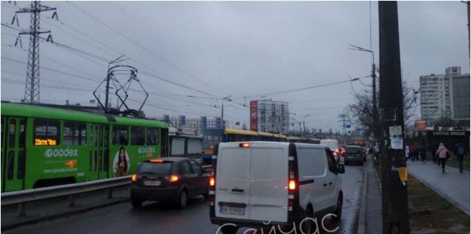 В Киеве из-за недомогания пассажира остановились трамваи (ФОТО)