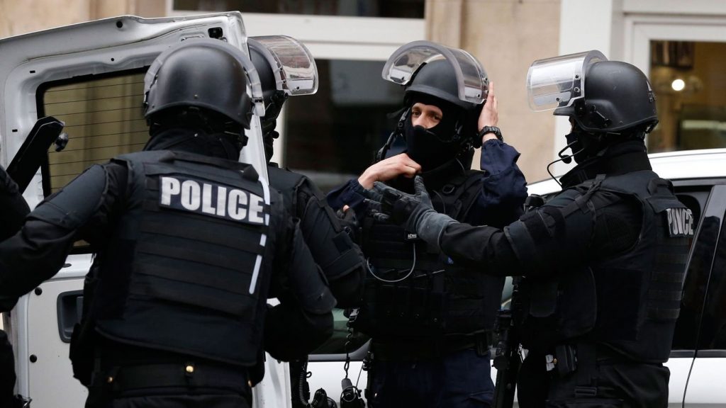 В Париже мужчина напал с ножом на силовиков из-за замечания о маске