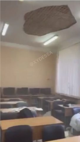 В одесской школе во время урока обрушился потолок (ВИДЕО)