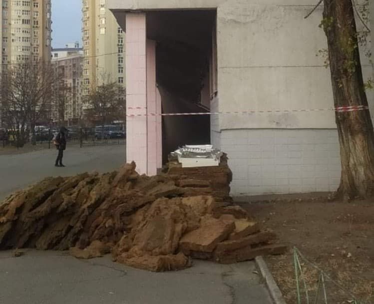 В столичной школе рухнул подвесной потолок (ФОТО)