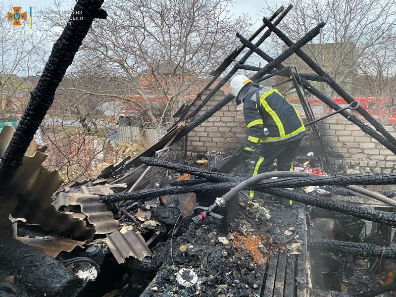 В Николаеве горел гараж: мужчина получил ожоги конечностей (ФОТО)