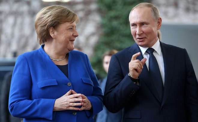 Путин и Меркель провели два телефонных разговора