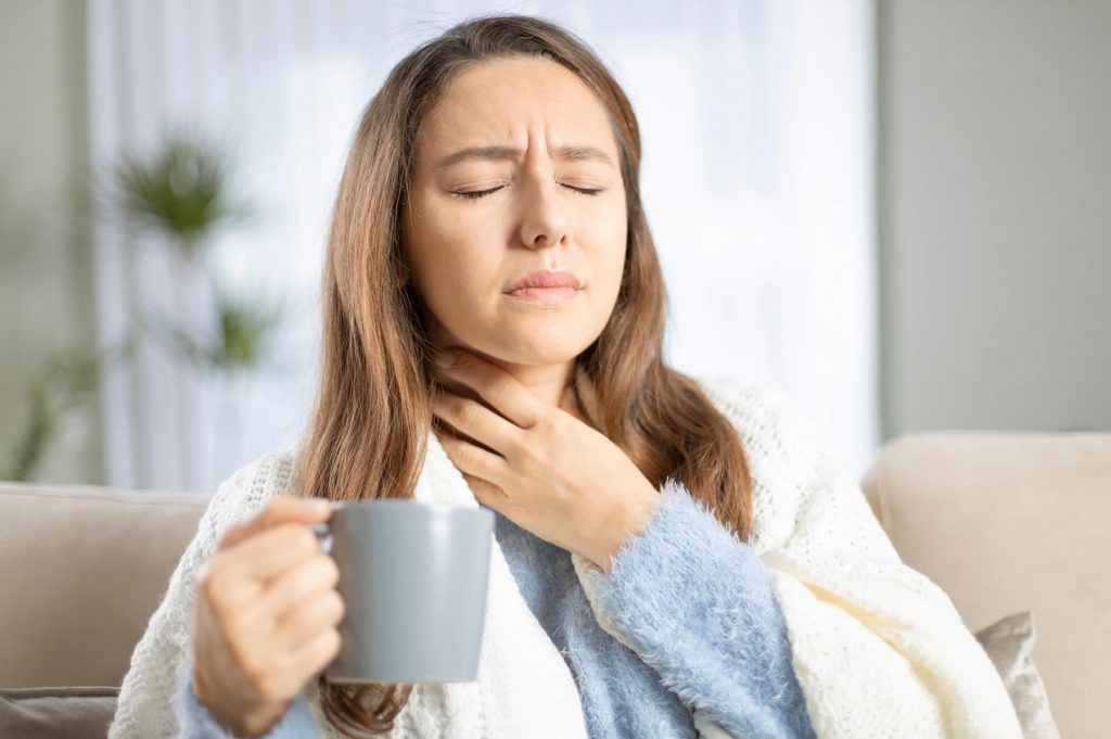 Названы 5 простых способов облегчить боль в горле