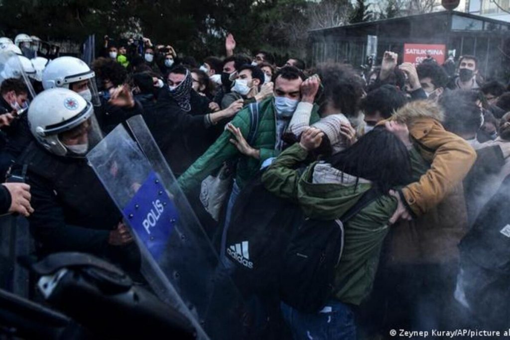 В Стамбуле разогнали митингующих против политики Эрдогана