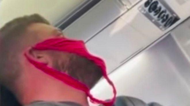 Пассажир самолета вместо маски надел женские трусики (ФОТО, ВИДЕО)