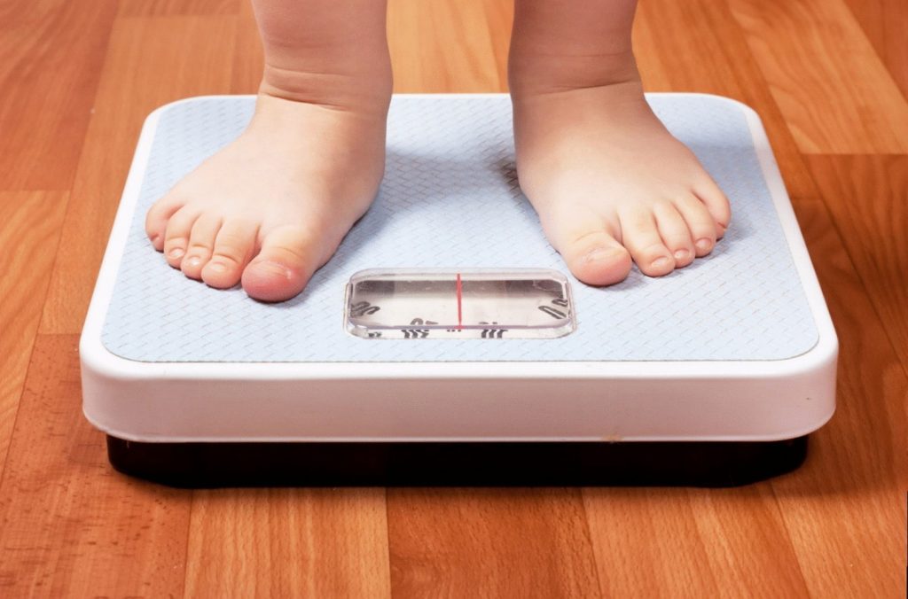 Врач назвала главные причины лишнего веса у детей