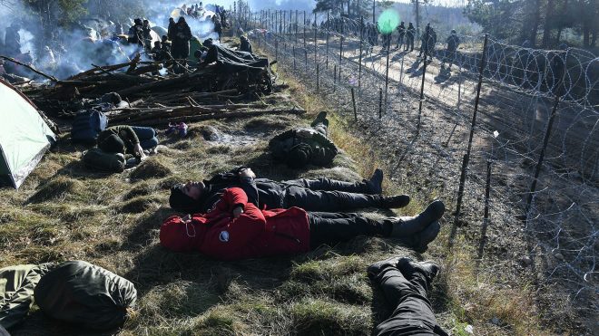 Около 100 мигрантов атаковали границу Польши