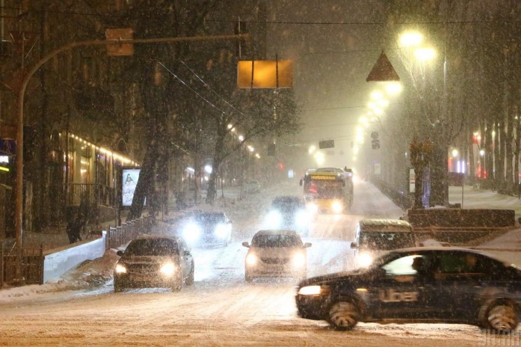 Из-за снега и ДТП Киев вечером остановился в пробках (КАРТА)