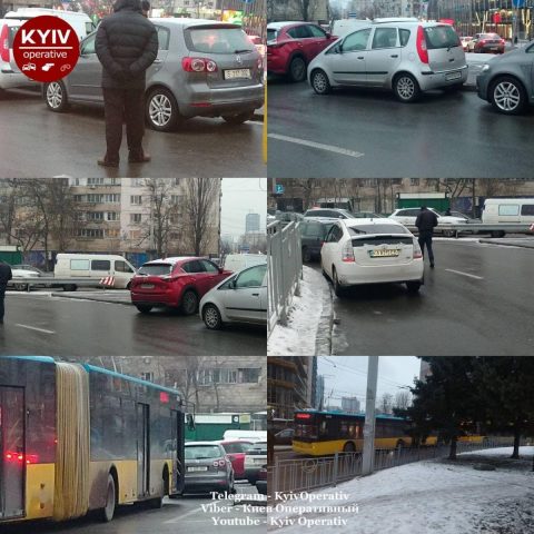 У столичного ТРЦ «герои парковки» спровоцировали затор из троллейбусов (ФОТО)