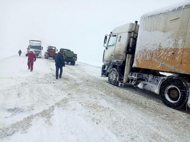 Из-за снегопадов в 2 областях Украины ограничили движение транспорта