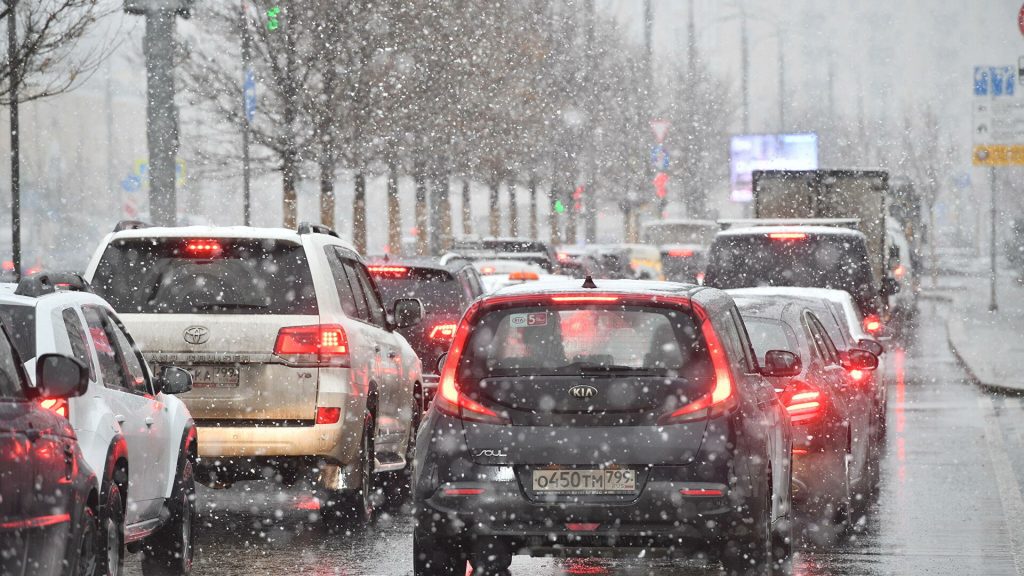 Эксперт объяснил, почему во время дождей и снега на дорогах пробки