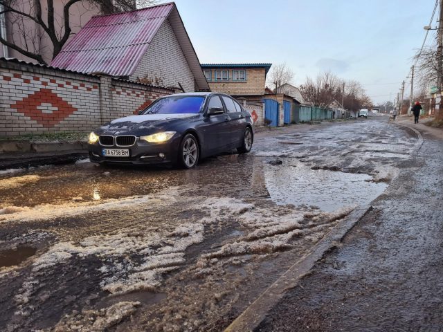 «Асфальт помнят только долгожители»: житель Киева ужаснул состоянием дорог (ФОТО)