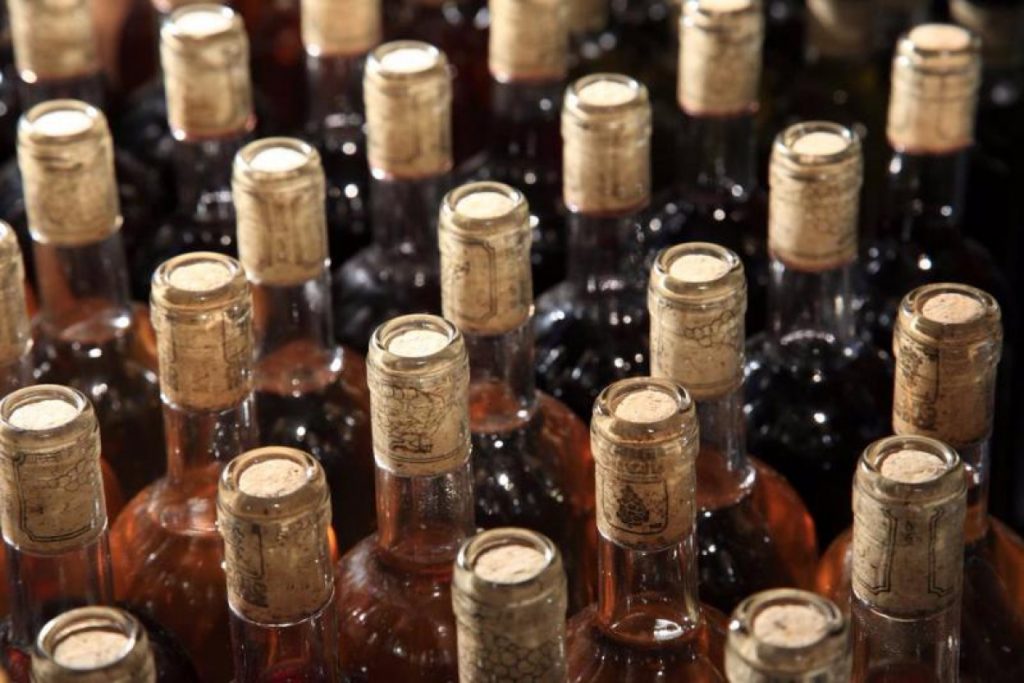 Херсонец подделывал элитный алкоголь на собственном мини-заводе (ФОТО)