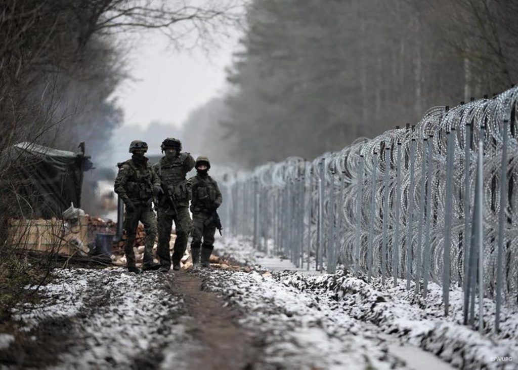 На границе Польши мигранты забросали силовиков камнями