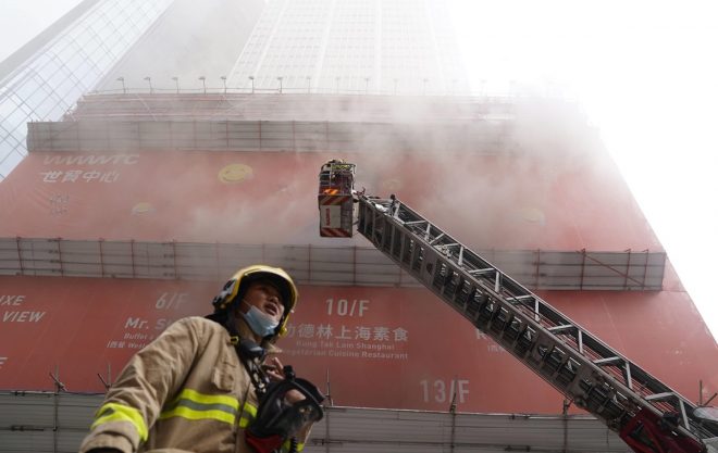 В Гонконге горит небоскреб, сотни людей в ловушке (ВИДЕО)