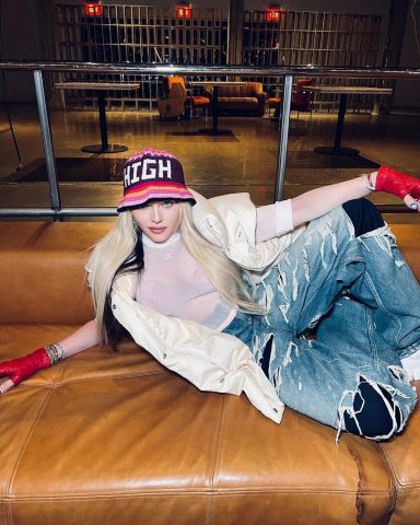 «А где Мадонна?»: певицу обвинили в любви к чрезмерной ретуши на фото
