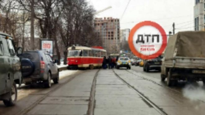 На Подоле в Киеве трамвай сошел с рельсов и уперся в каменную ограду (ФОТО)