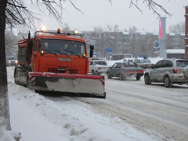Специалист рассказал, как в Киеве работает техника для чистки улиц в снегопад
