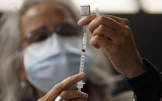 Медик рассказал, защитят ли существующие вакцины от штамма «Омикрон»