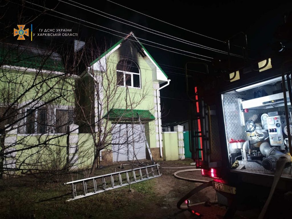 В Харькове спасатели и полиция не могут попасть в горевший реабилитационный центр