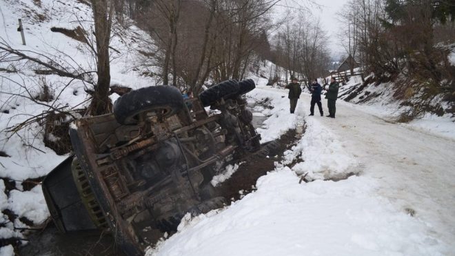 На Закарпатье «черные» лесорубы бежали от полиции и перевернули грузовик (ФОТО)
