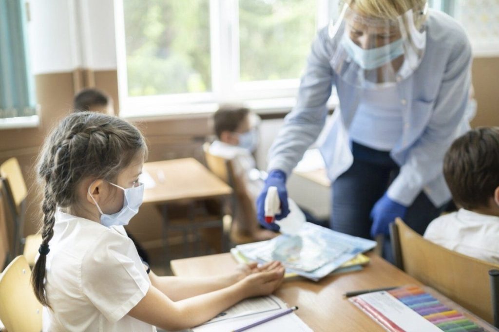 В Украине вакцинированы 90% работников школ