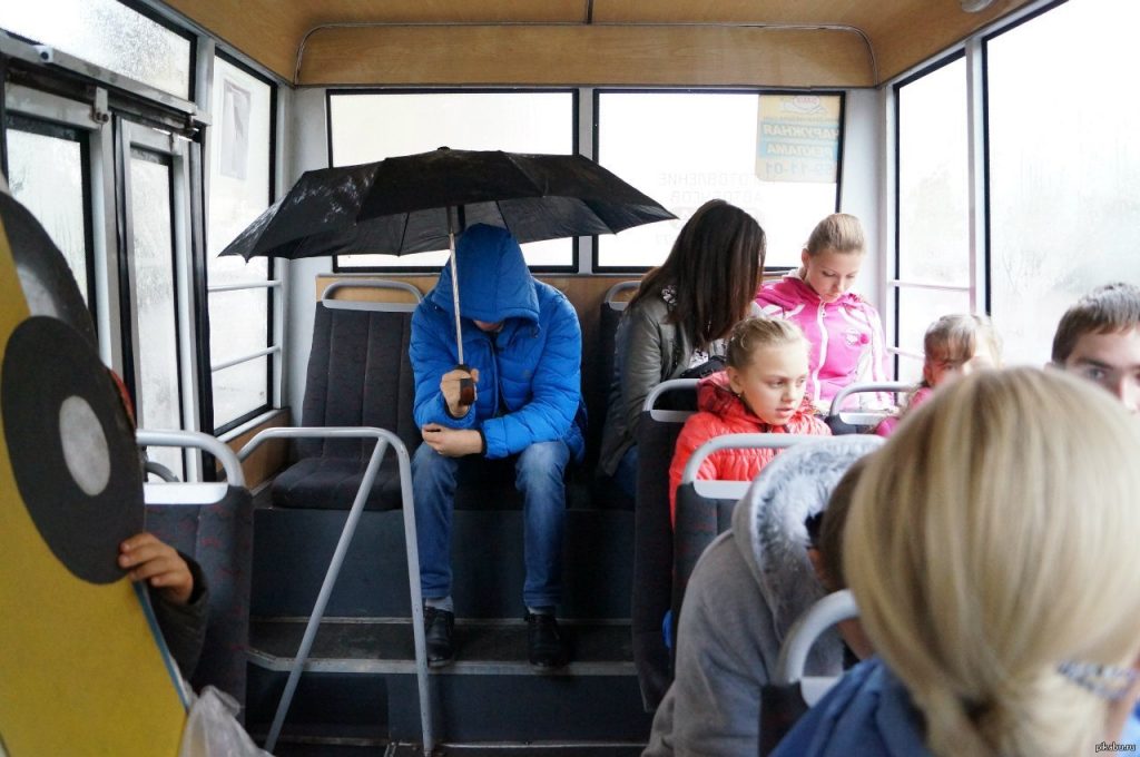 В Киеве маршрутку с пассажирами &#171;затопило&#187; во время дождя (ВИДЕО)