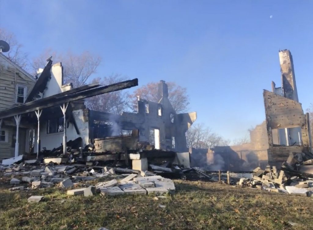 Американец сжег свой дом в попытке выдворить змей (ФОТО)