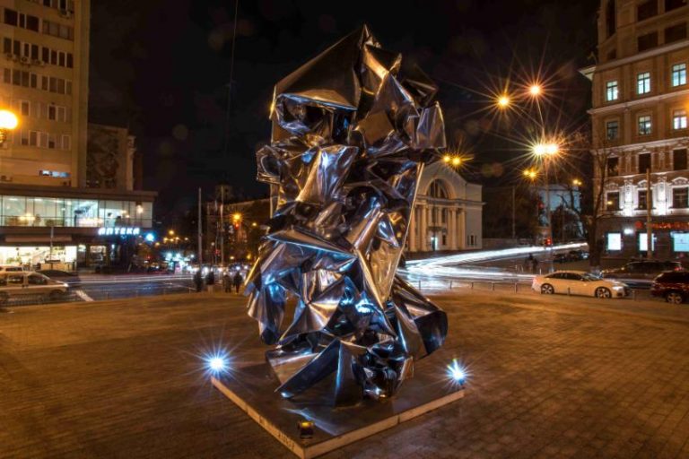Арт-проект WITHOUT RESTRICTIONS/ БЕЗ ОГРАНИЧЕНИЙ: Киевляне оценили абстрактную инсталляцию около Национальной оперы