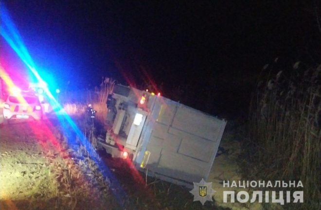 ДТП на трассе в Одесской области: грузовик съехал в кювет, водитель погиб (ФОТО)