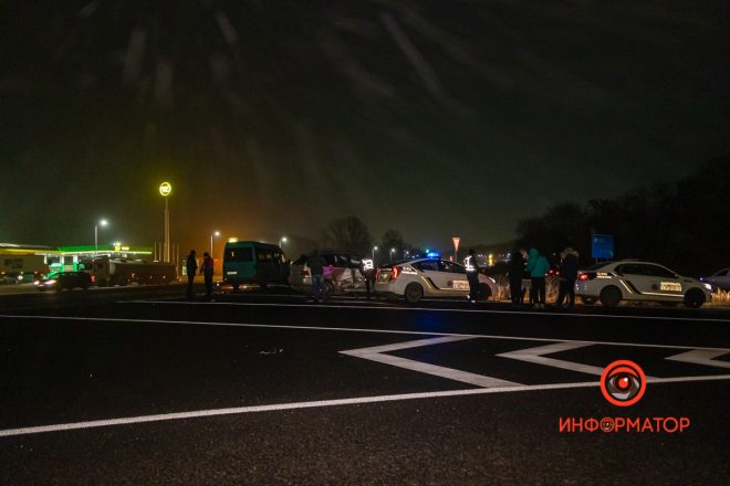 ДТП в Днепре: столкнулись маршрутка и BMW, шесть пострадавших (ФОТО)
