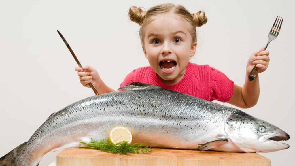 Врач рассказала, какая рыба должна присутствовать в рационе детей