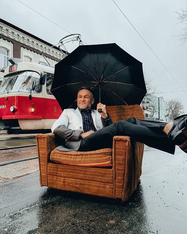 Эктор Хименес-Браво с зонтиком сел на кресло посреди проезжей части (ФОТО)