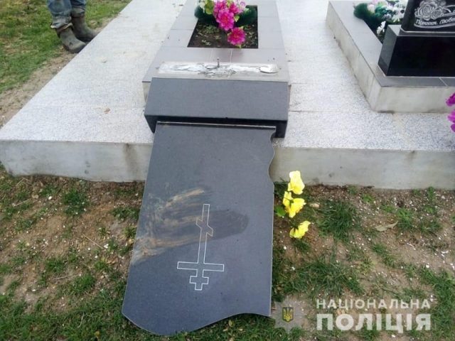 На Николаевщине вандалы устроили погром на кладбище (ФОТО)
