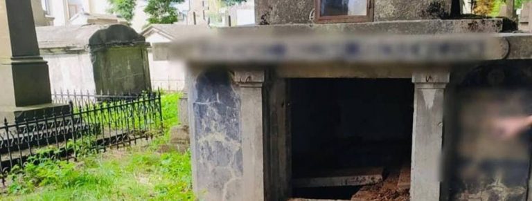 На Прикарпатье подростки достали череп из могилы и устроили фотосессию (ФОТО)