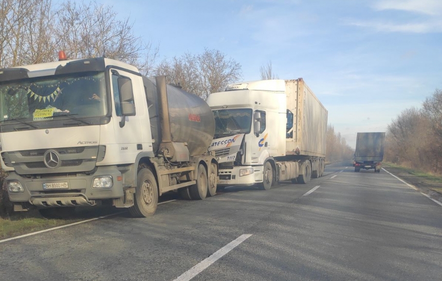 На дороге Одесса – Николаев столкнулись две фуры (ФОТО)