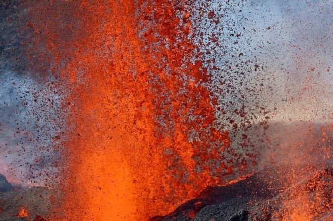 На острове в Индийском океане началось извержение вулкана (ФОТО) 