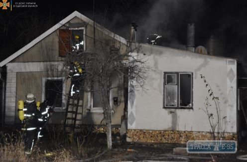 Ночью в Одессе горел жилой дом с жильцами (ФОТО)
