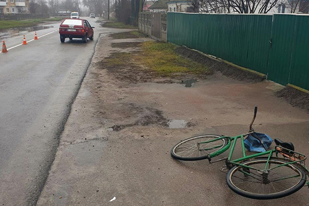 Под Киевом ВАЗ сбил пенсионера на велосипеде (ФОТО)