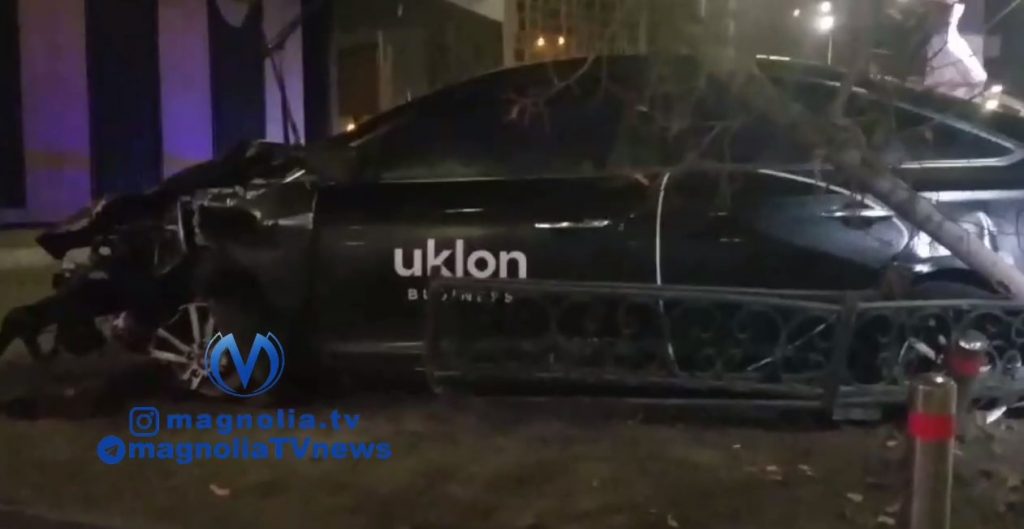В Киеве на проспекте Победы столкнулись авто: двигатель вылетел на землю (ВИДЕО)