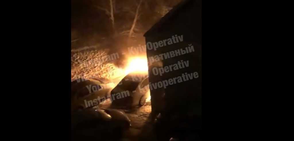 В Киеве во дворе вспыхнула иномарка «бойца» (ВИДЕО)