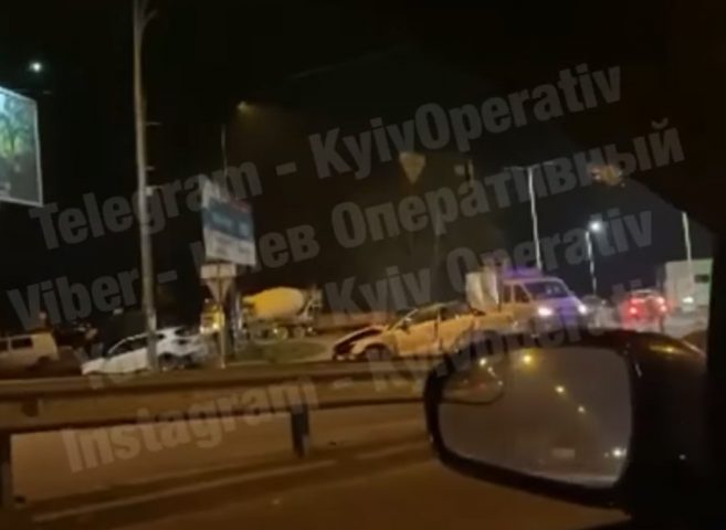 Под Киевом произошло крупное ДТП у АЗС (ВИДЕО)