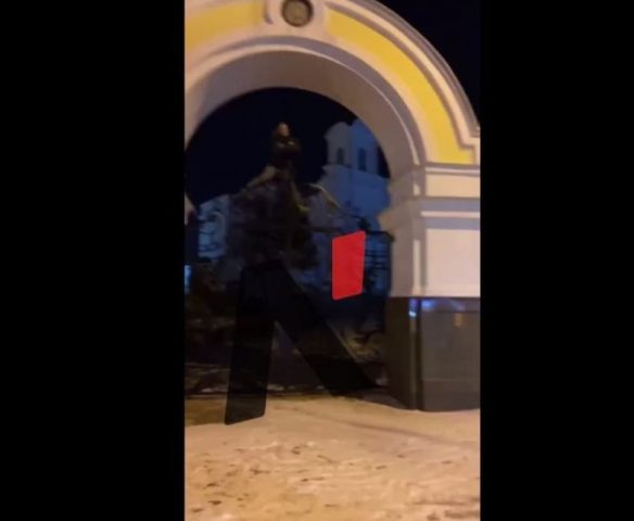 В Луцке юноша сломал ногу на воротах Свято-Троицкого собора (ВИДЕО)