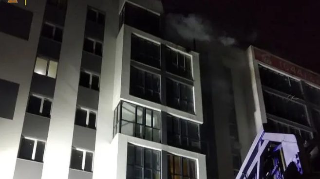 В 8-этажном доме в Киеве горела квартира: 13 жильцов эвакуировали (ФОТО)
