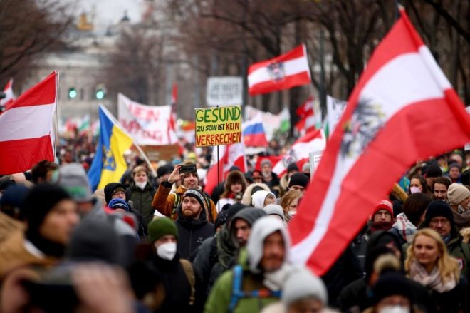 В Австрии 40 тысяч человек вышли на протесты против вакцинации (ФОТО, ВИДЕО)